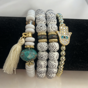 Spirituele Armbanden Set met Witte en Goudkleurige Kralen en bedel Hand van Fatima